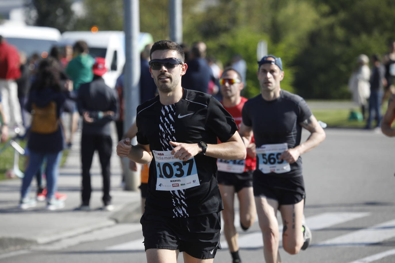 Sin sorpresas. Houssame Eddine y Cristina Silva cumplen con su papel de favoritos en la MBA Media Maratón de Gijón 'Villa de Jovellanos'. Se cumplía una hora, seis minutos y 25 segundos cuando el joven extremeño paralizaba el crono. Habría que esperar diez segundos para que el asturiano Alejandro Onís entrase en segunda posición. Corriendo prácticamente en soledad durante toda la prueba, Silva fue la primera en cruzar la meta al cumplir la hora, 19 minutos y 26 segundos de carrera. Dolores Marco entraba casi un minuto después. Noelia Menéndez completa el podio tras un final agónico en el que Itziar Méndez se queda a las puertas.