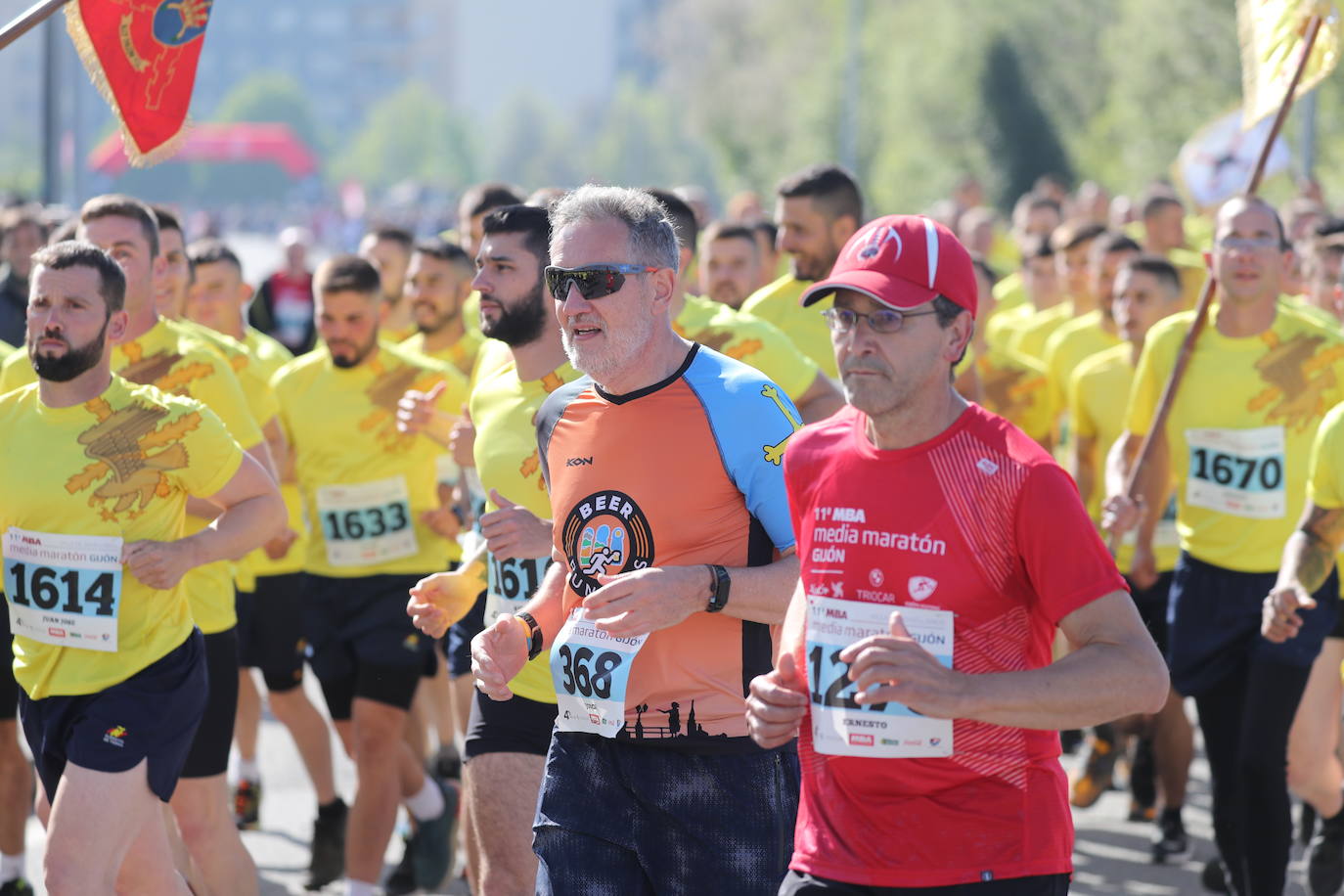 Sin sorpresas. Houssame Eddine y Cristina Silva cumplen con su papel de favoritos en la MBA Media Maratón de Gijón 'Villa de Jovellanos'. Se cumplía una hora, seis minutos y 25 segundos cuando el joven extremeño paralizaba el crono. Habría que esperar diez segundos para que el asturiano Alejandro Onís entrase en segunda posición. Corriendo prácticamente en soledad durante toda la prueba, Silva fue la primera en cruzar la meta al cumplir la hora, 19 minutos y 26 segundos de carrera. Dolores Marco entraba casi un minuto después. Noelia Menéndez completa el podio tras un final agónico en el que Itziar Méndez se queda a las puertas.