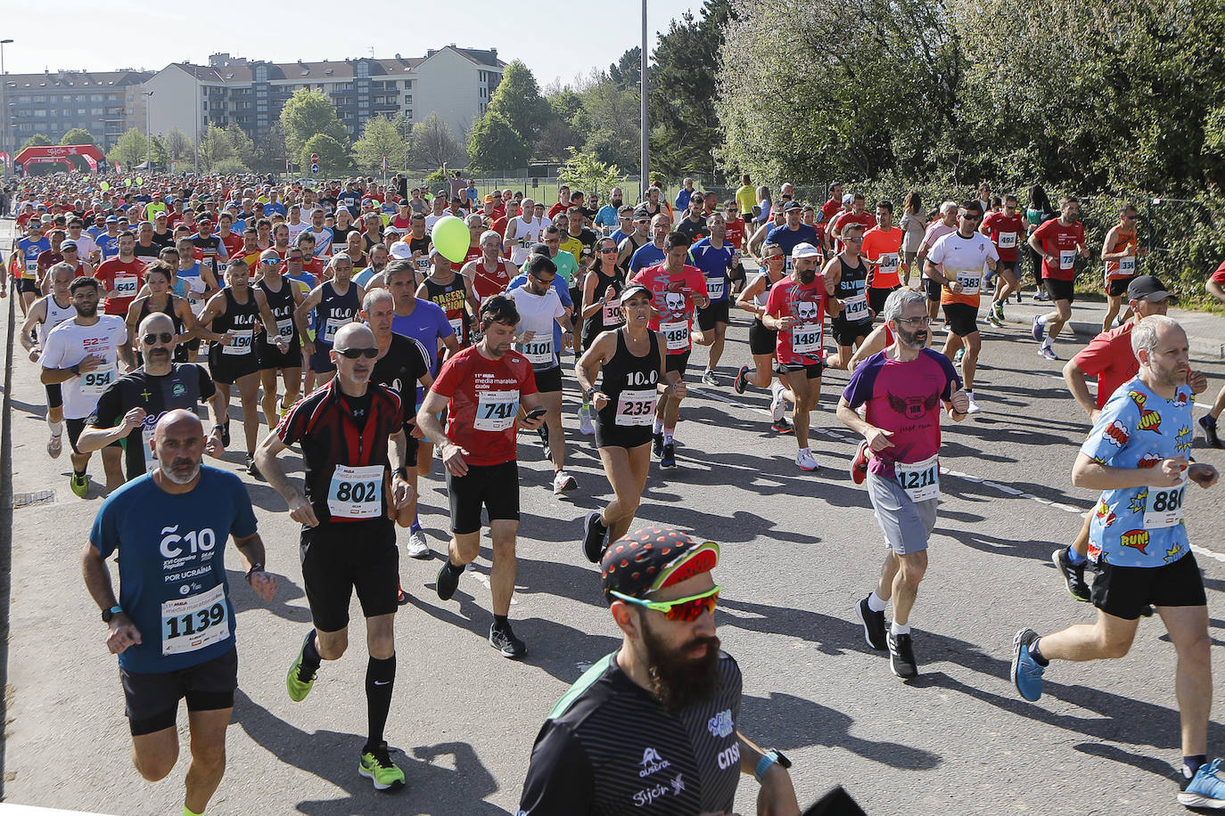 Sin sorpresas. Houssame Eddine y Cristina Silva cumplen con su papel de favoritos en la MBA Media Maratón de Gijón 'Villa de Jovellanos'. Se cumplía una hora, seis minutos y 25 segundos cuando el joven extremeño paralizaba el crono. Habría que esperar diez segundos para que el asturiano Alejandro Onís entrase en segunda posición. Corriendo prácticamente en soledad durante toda la prueba, Silva fue la primera en cruzar la meta al cumplir la hora, 19 minutos y 26 segundos de carrera. Dolores Marco entraba casi un minuto después. Noelia Menéndez completa el podio tras un final agónico en el que Itziar Méndez se queda a las puertas.