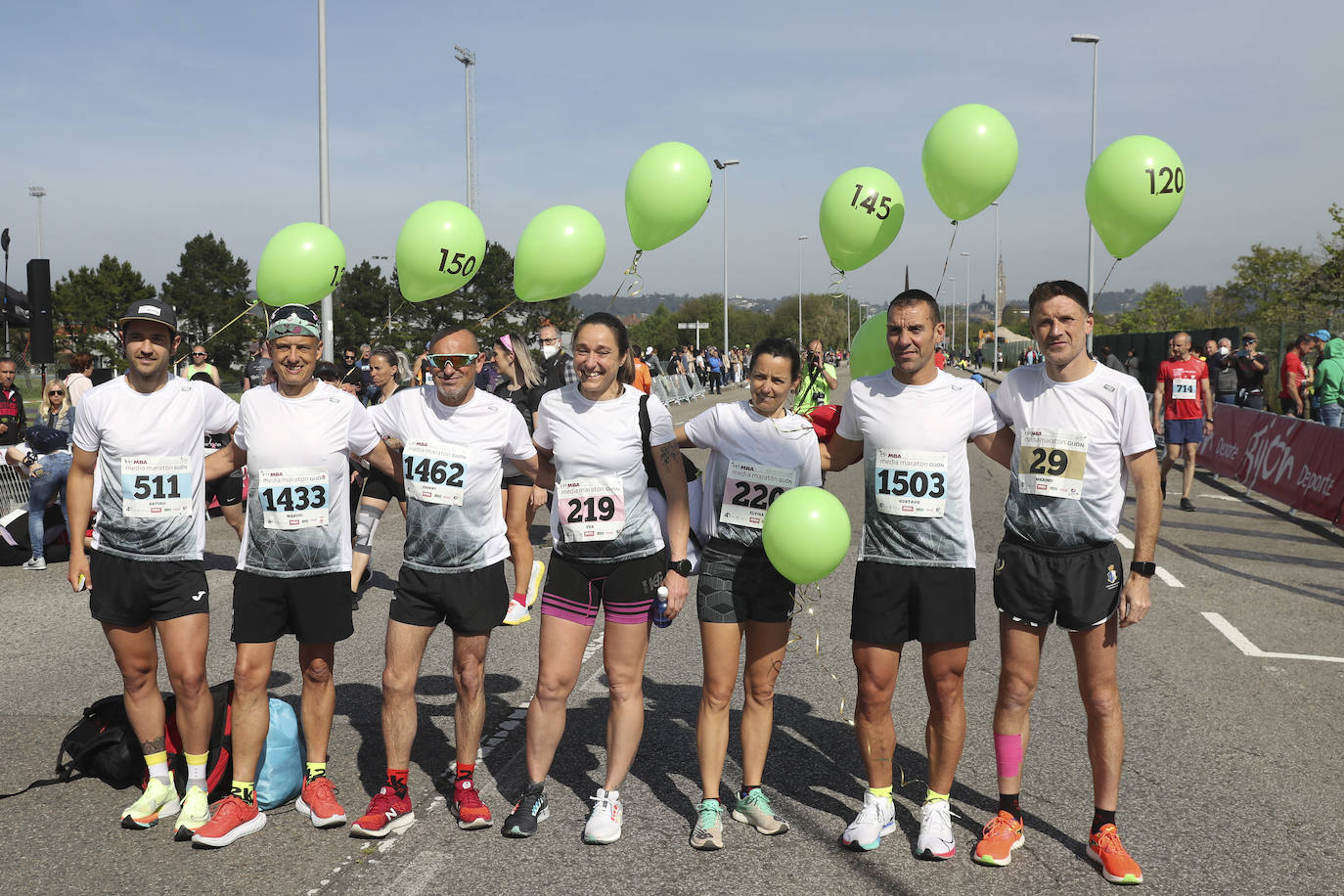 Sin sorpresas. Houssame Eddine y Cristina Silva cumplen con su papel de favoritos en la MBA Media Maratón de Gijón 'Villa de Jovellanos'. Se cumplía una hora, seis minutos y 25 segundos cuando el joven extremeño paralizaba el crono. Habría que esperar diez segundos para que el asturiano Alejandro Onís entrase en segunda posición. Corriendo prácticamente en soledad durante toda la prueba, Silva fue la primera en cruzar la meta al cumplir la hora, 19 minutos y 26 segundos de carrera. Dolores Marco entraba casi un minuto después. Noelia Menéndez completa el podio tras un final agónico en el que Itziar Méndez se queda a las puertas.