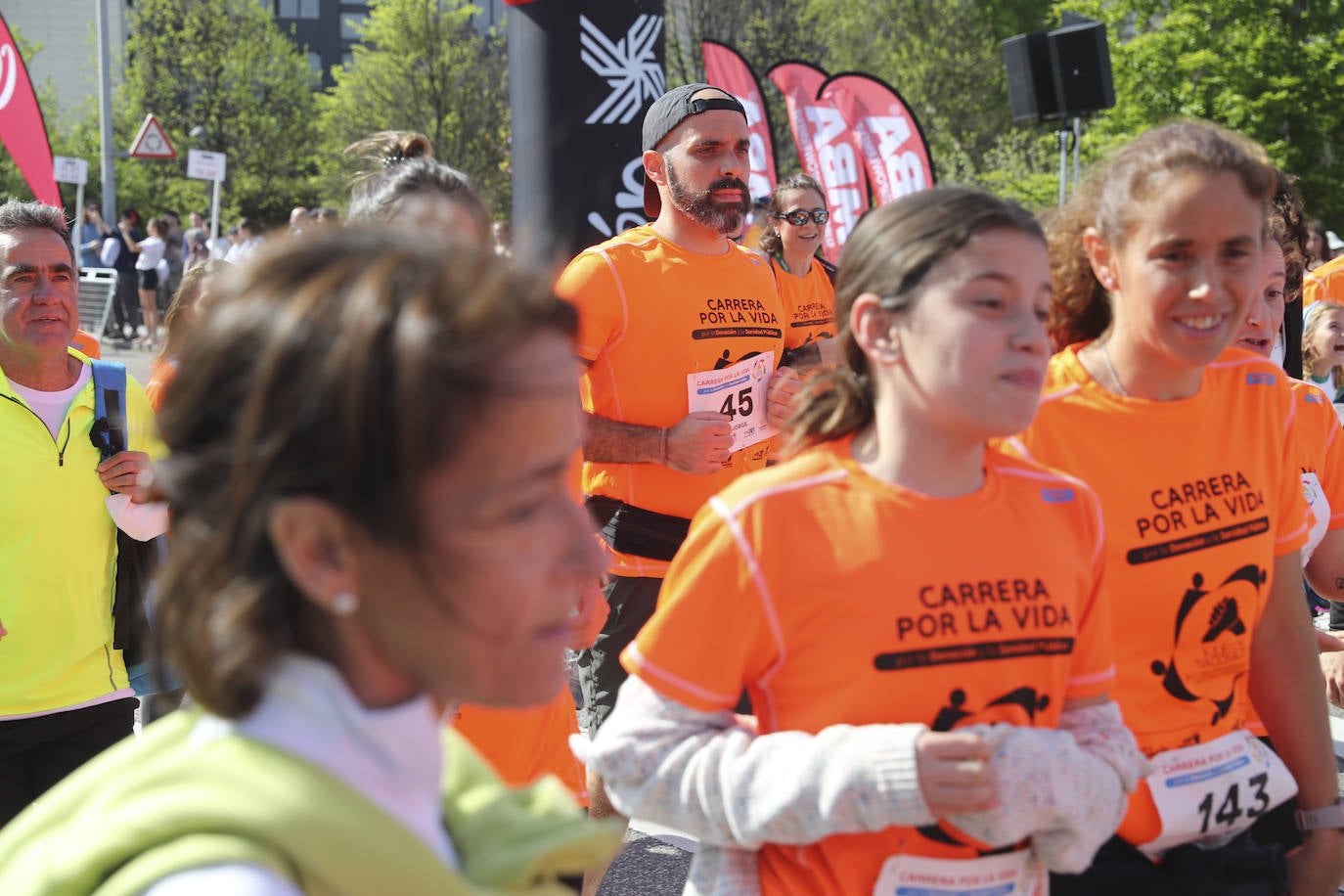 Sin sorpresas. Houssame Eddine y Cristina Silva cumplen con su papel de favoritos en la MBA Media Maratón de Gijón 'Villa de Jovellanos'. Se cumplía una hora, seis minutos y 25 segundos cuando el joven extremeño paralizaba el crono. Habría que esperar diez segundos para que el asturiano Alejandro Onís entrase en segunda posición. Corriendo prácticamente en soledad durante toda la prueba, Silva fue la primera en cruzar la meta al cumplir la hora, 19 minutos y 26 segundos de carrera. Dolores Marco entraba casi un minuto después. Noelia Menéndez completa el podio tras un final agónico en el que Itziar Méndez se queda a las puertas.