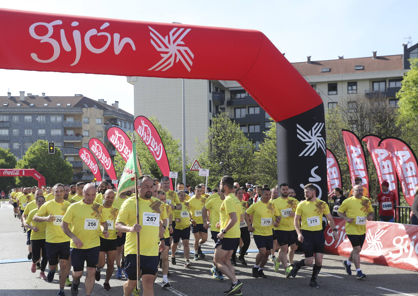 Sin sorpresas. Houssame Eddine y Cristina Silva cumplen con su papel de favoritos en la MBA Media Maratón de Gijón 'Villa de Jovellanos'. Se cumplía una hora, seis minutos y 25 segundos cuando el joven extremeño paralizaba el crono. Habría que esperar diez segundos para que el asturiano Alejandro Onís entrase en segunda posición. Corriendo prácticamente en soledad durante toda la prueba, Silva fue la primera en cruzar la meta al cumplir la hora, 19 minutos y 26 segundos de carrera. Dolores Marco entraba casi un minuto después. Noelia Menéndez completa el podio tras un final agónico en el que Itziar Méndez se queda a las puertas.