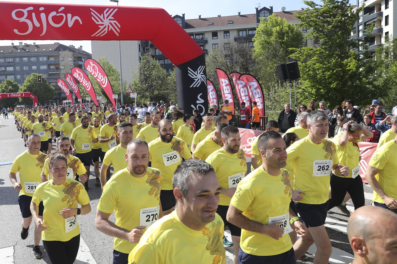 Sin sorpresas. Houssame Eddine y Cristina Silva cumplen con su papel de favoritos en la MBA Media Maratón de Gijón 'Villa de Jovellanos'. Se cumplía una hora, seis minutos y 25 segundos cuando el joven extremeño paralizaba el crono. Habría que esperar diez segundos para que el asturiano Alejandro Onís entrase en segunda posición. Corriendo prácticamente en soledad durante toda la prueba, Silva fue la primera en cruzar la meta al cumplir la hora, 19 minutos y 26 segundos de carrera. Dolores Marco entraba casi un minuto después. Noelia Menéndez completa el podio tras un final agónico en el que Itziar Méndez se queda a las puertas.