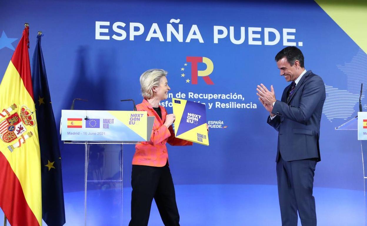 Ursula Von der Leyen, presidenta de la CE, con el presidente del Gobierno, Pedro Sánchez. 