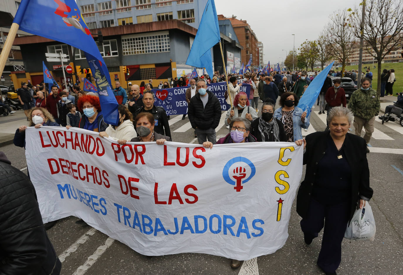 Centenares de personas se han manifestado en Gijón en este Primero de Mayo convocados por los sindicatos minoritarios del Principado 