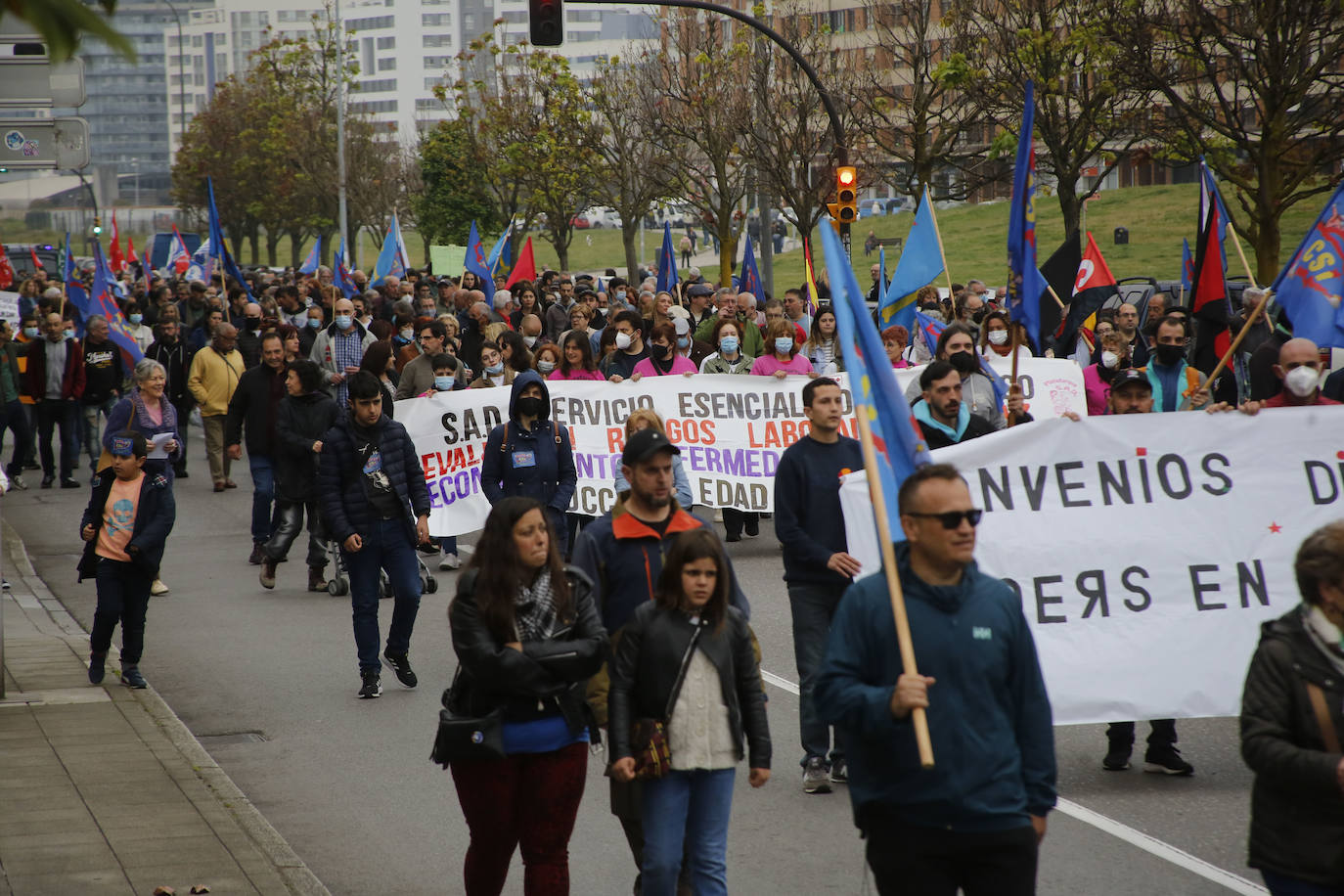 Centenares de personas se han manifestado en Gijón en este Primero de Mayo convocados por los sindicatos minoritarios del Principado 
