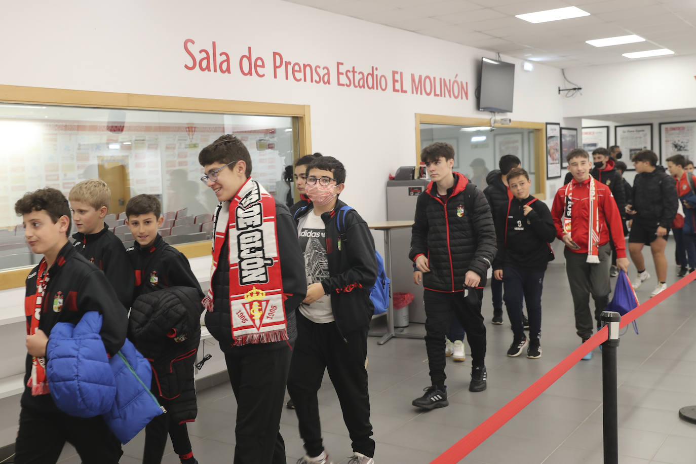 Dos grupos de 45 menores cada uno han participado este domingo en las visitas guiadas a El Molinón 