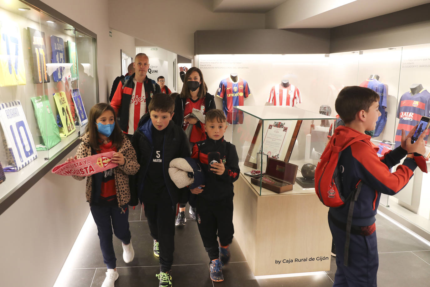 Dos grupos de 45 menores cada uno han participado este domingo en las visitas guiadas a El Molinón 