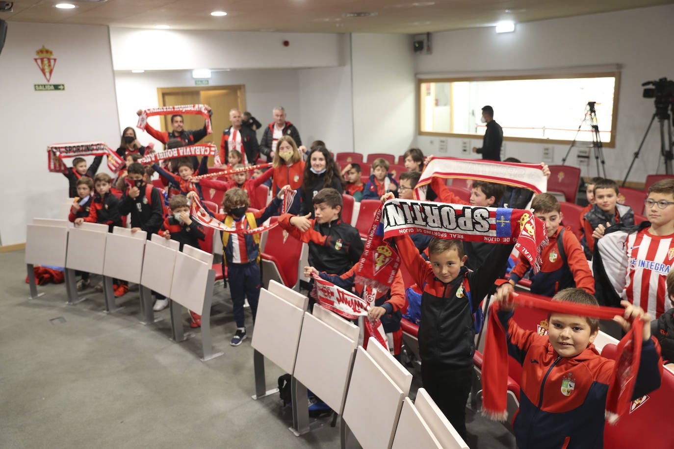 Dos grupos de 45 menores cada uno han participado este domingo en las visitas guiadas a El Molinón 