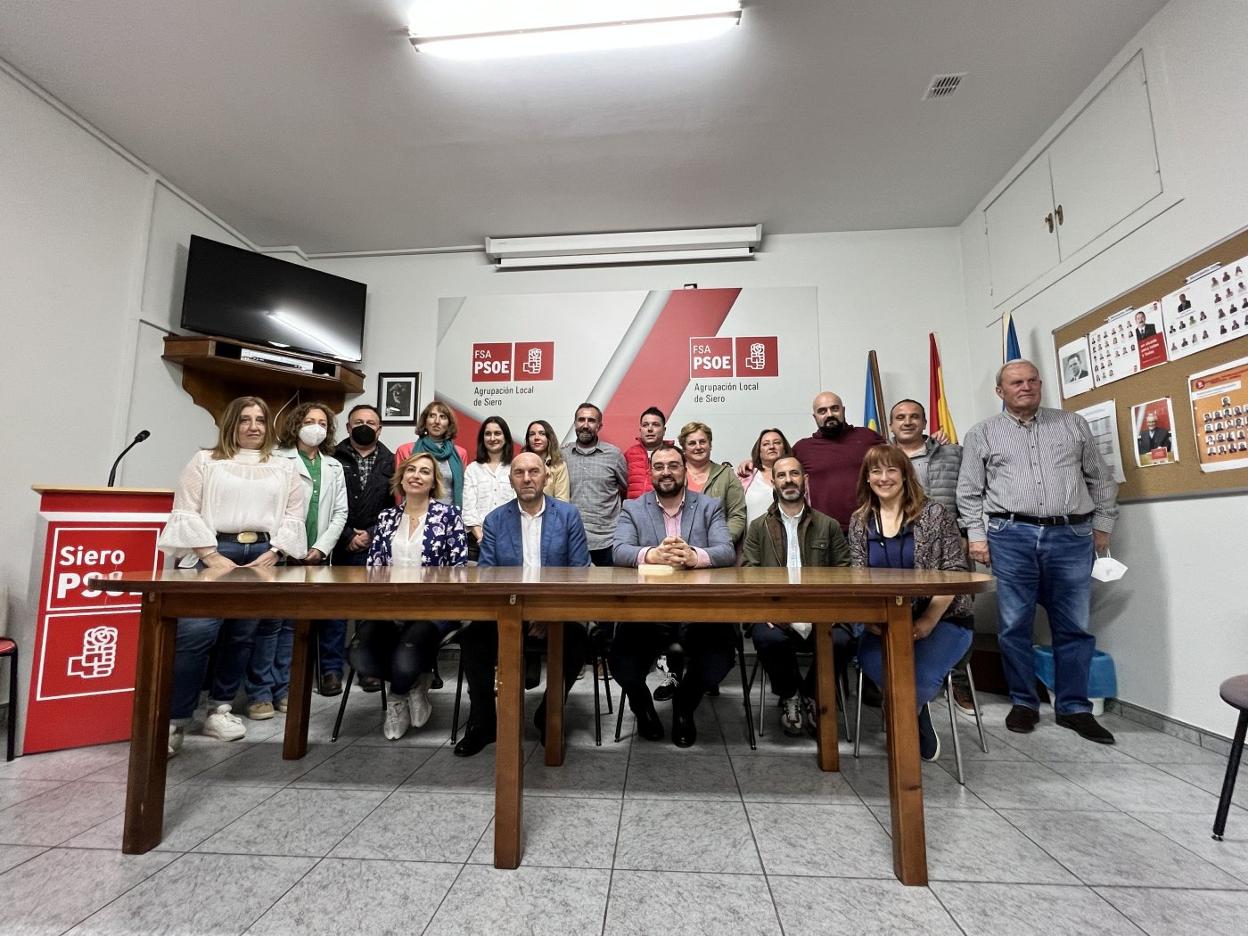 La nueva dirección de la agrupación socialista sierense posa en su sede junto con Adrián Barbón y Ángel García tras el recuento de votos.