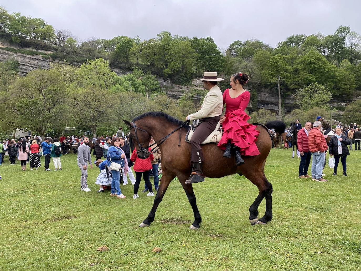 Cientos de jinetes y amazonas se desplazaron desde muy distintos puntos de la geografía regional hasta la Feria de Abril de Infiesto. La capital piloñesa celebró, tras dos de parón por la pandemia, la procesión hasta el Santuario de la Cueva, la misa rociera y la bendición de los animales. 