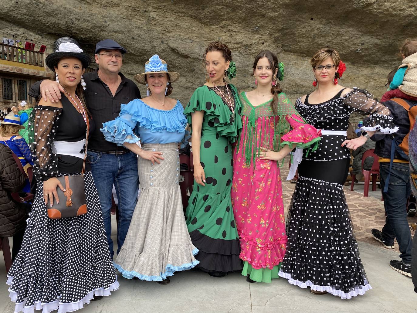 Cientos de jinetes y amazonas se desplazaron desde muy distintos puntos de la geografía regional hasta la Feria de Abril de Infiesto. La capital piloñesa celebró, tras dos de parón por la pandemia, la procesión hasta el Santuario de la Cueva, la misa rociera y la bendición de los animales. 