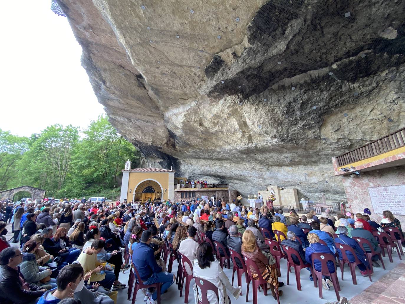 Cientos de jinetes y amazonas se desplazaron desde muy distintos puntos de la geografía regional hasta la Feria de Abril de Infiesto. La capital piloñesa celebró, tras dos de parón por la pandemia, la procesión hasta el Santuario de la Cueva, la misa rociera y la bendición de los animales. 