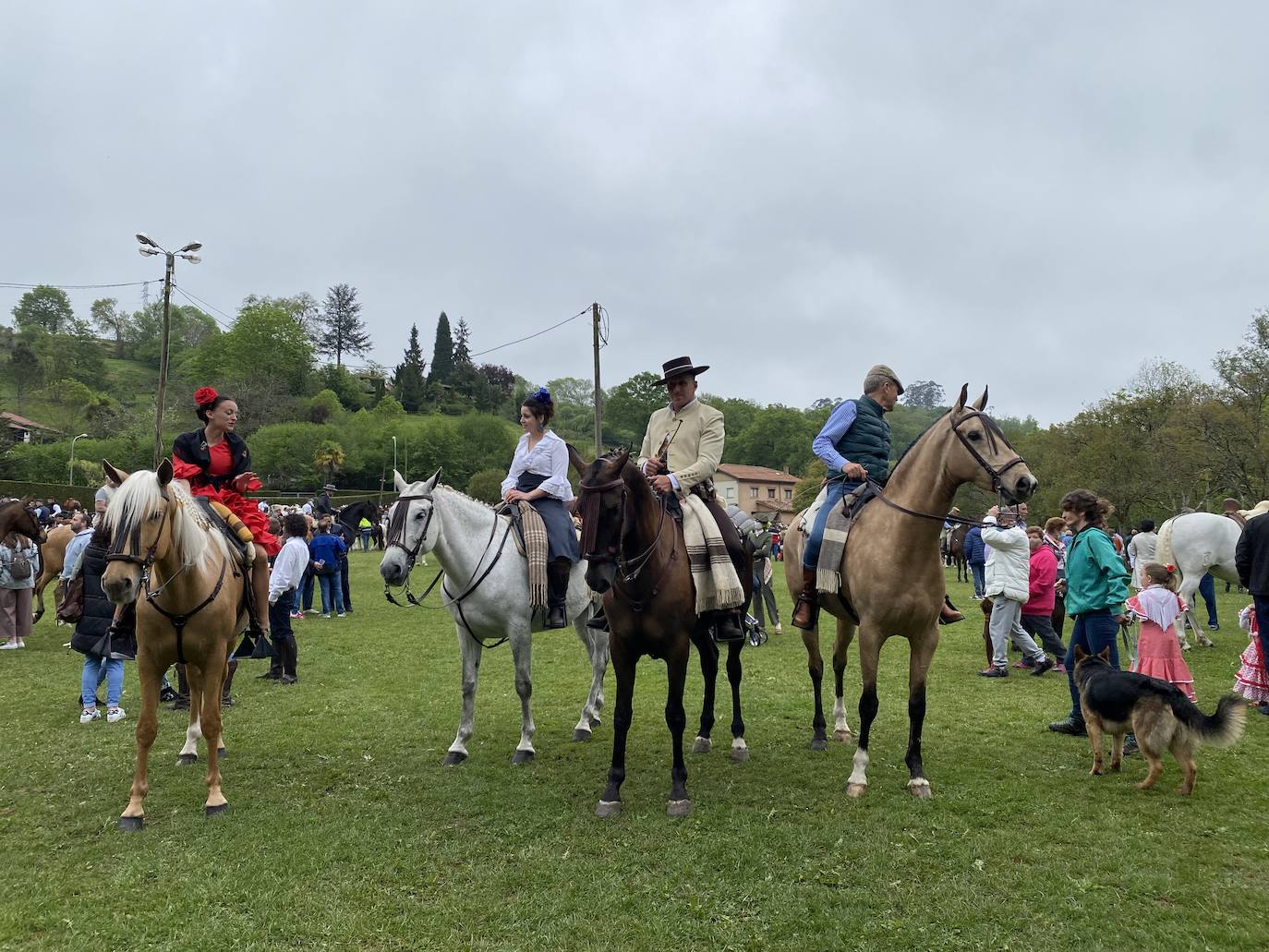 Cientos de jinetes y amazonas se desplazaron desde muy distintos puntos de la geografía regional hasta la Feria de Abril de Infiesto. La capital piloñesa celebró, tras dos de parón por la pandemia, la procesión hasta el Santuario de la Cueva, la misa rociera y la bendición de los animales. 