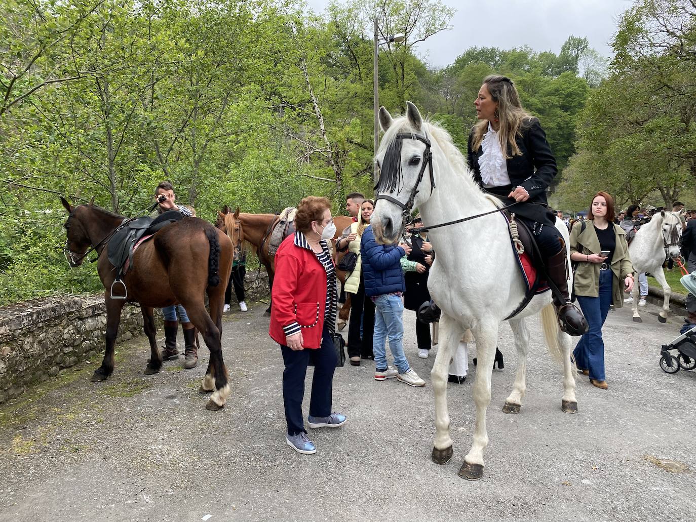 Cientos de jinetes y amazonas se desplazaron desde muy distintos puntos de la geografía regional hasta la Feria de Abril de Infiesto. La capital piloñesa celebró, tras dos de parón por la pandemia, la procesión hasta el Santuario de la Cueva, la misa rociera y la bendición de los animales. 