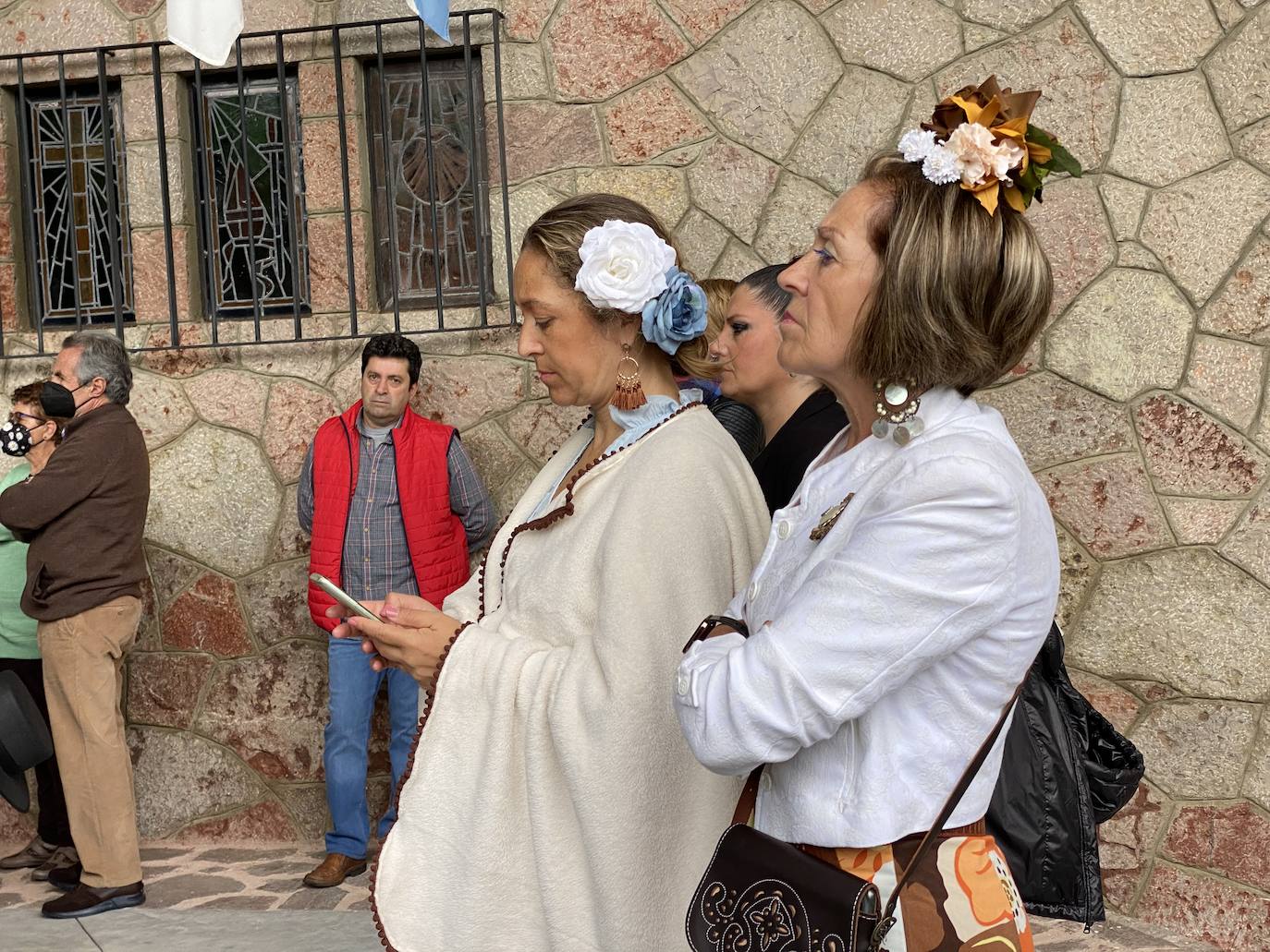 Cientos de jinetes y amazonas se desplazaron desde muy distintos puntos de la geografía regional hasta la Feria de Abril de Infiesto. La capital piloñesa celebró, tras dos de parón por la pandemia, la procesión hasta el Santuario de la Cueva, la misa rociera y la bendición de los animales. 