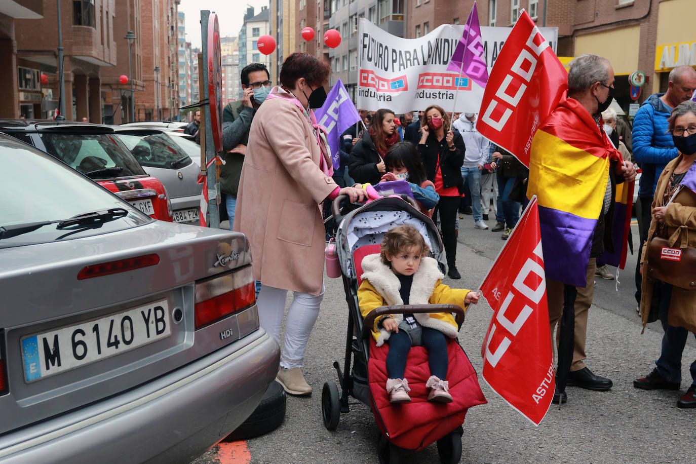 UGT y CC OO reclaman en Avilés una subida salarial para hacer frente a la crisis.