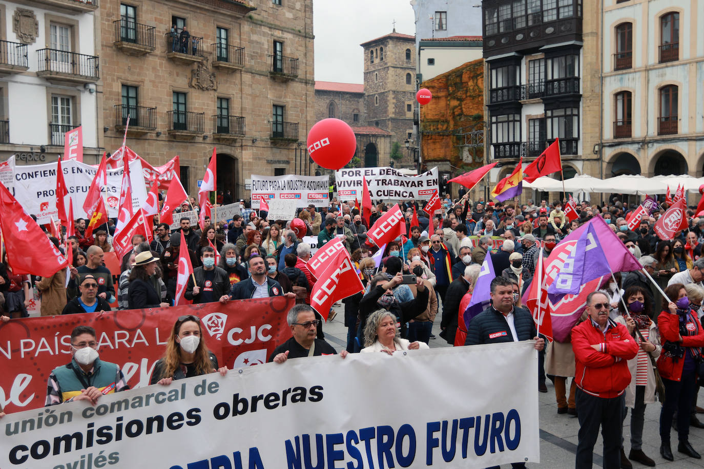 UGT y CC OO reclaman en Avilés una subida salarial para hacer frente a la crisis.