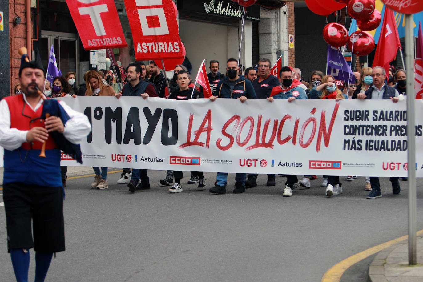 UGT y CC OO reclaman en Avilés una subida salarial para hacer frente a la crisis.