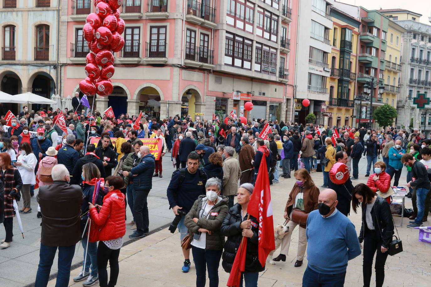 UGT y CC OO reclaman en Avilés una subida salarial para hacer frente a la crisis.