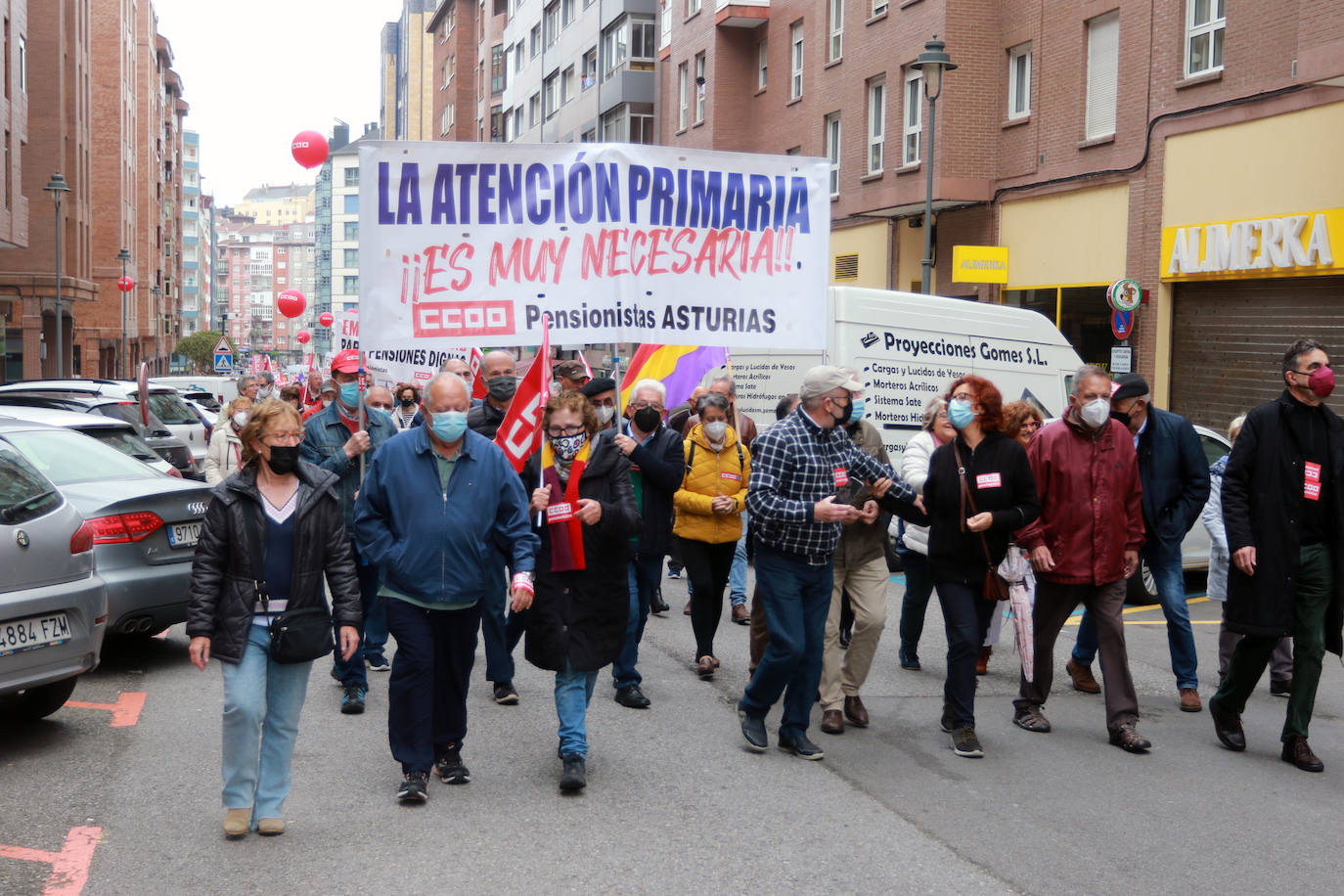 UGT y CC OO reclaman en Avilés una subida salarial para hacer frente a la crisis.