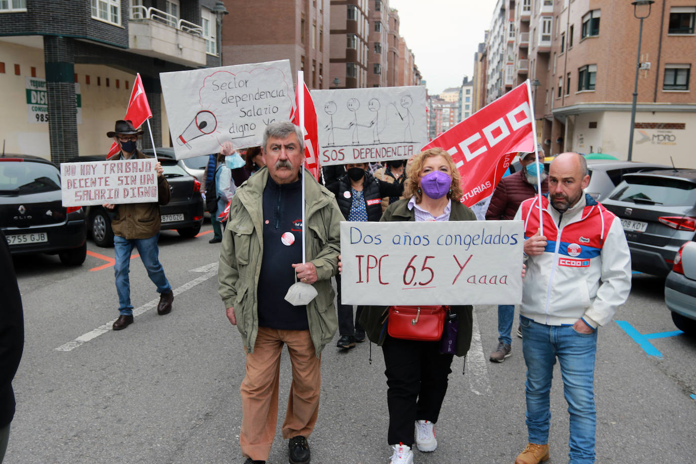 UGT y CC OO reclaman en Avilés una subida salarial para hacer frente a la crisis.
