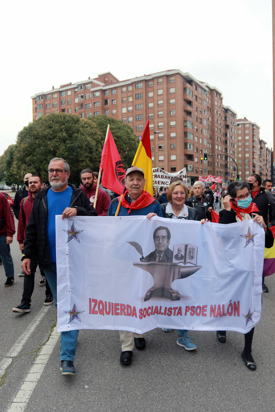 UGT y CC OO reclaman en Avilés una subida salarial para hacer frente a la crisis.