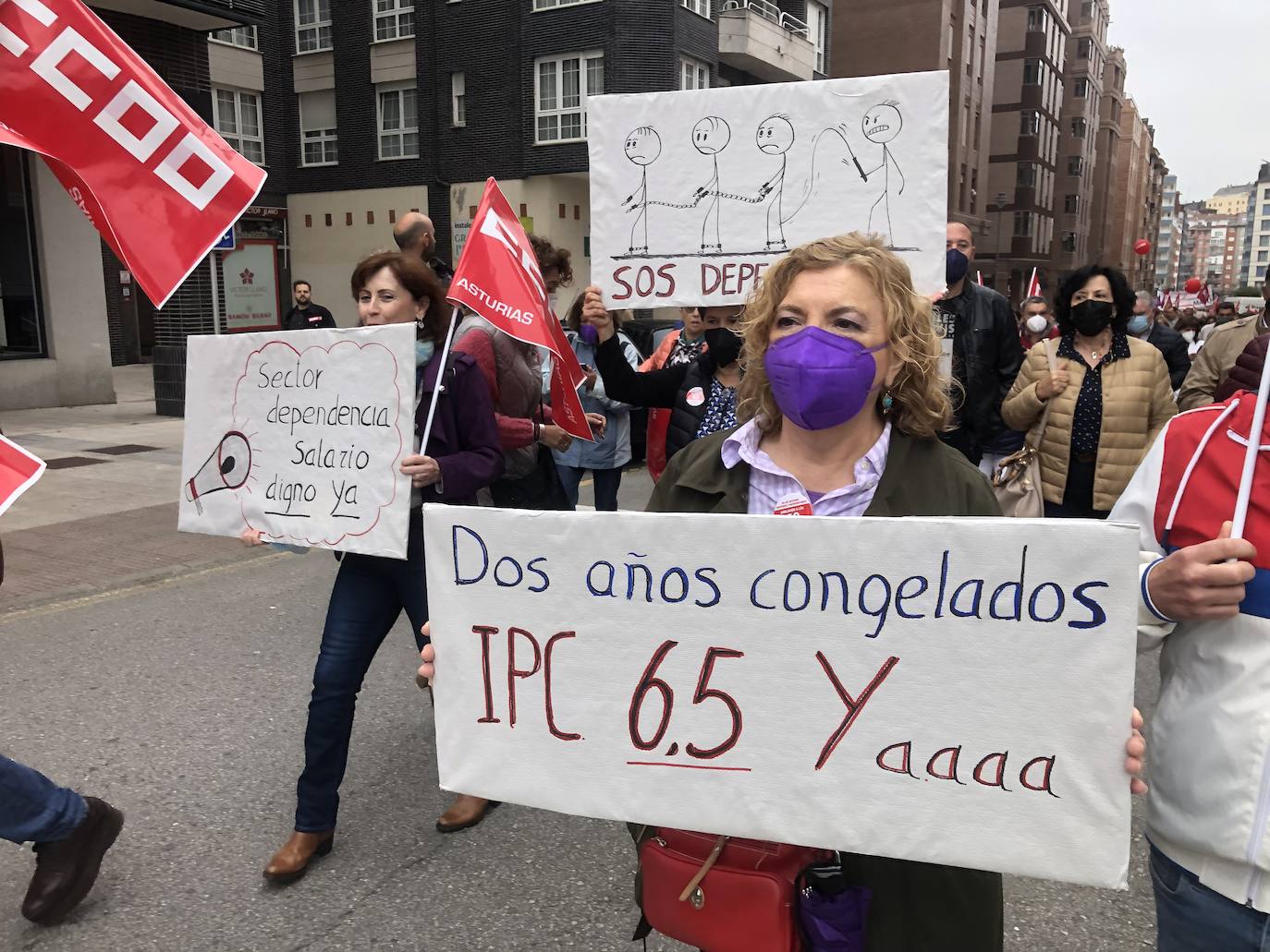 UGT y CC OO reclaman en Avilés una subida salarial para hacer frente a la crisis.