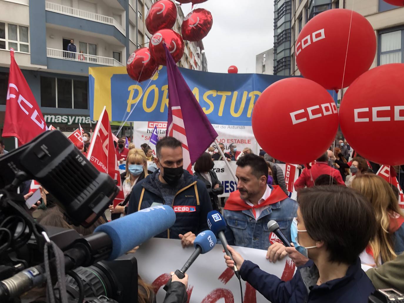 UGT y CC OO reclaman en Avilés una subida salarial para hacer frente a la crisis.