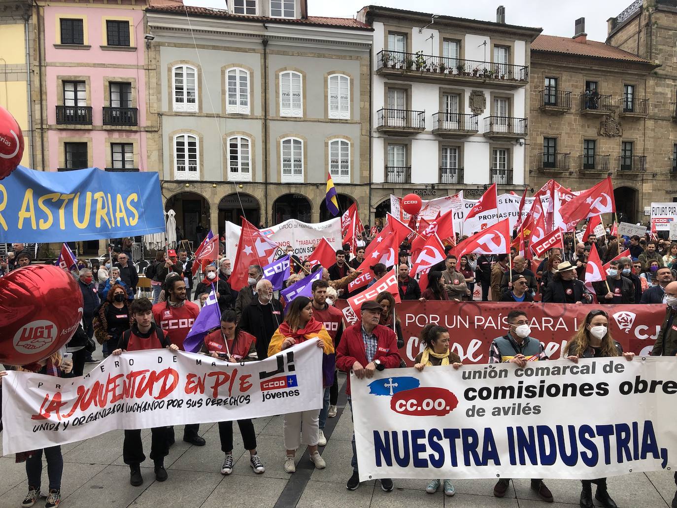 UGT y CC OO reclaman en Avilés una subida salarial para hacer frente a la crisis.
