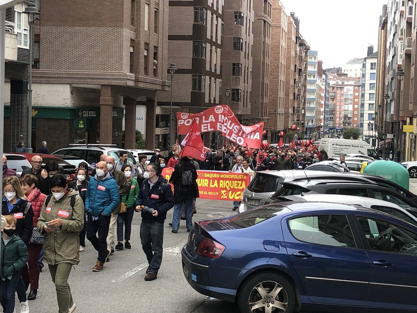 UGT y CC OO reclaman en Avilés una subida salarial para hacer frente a la crisis.