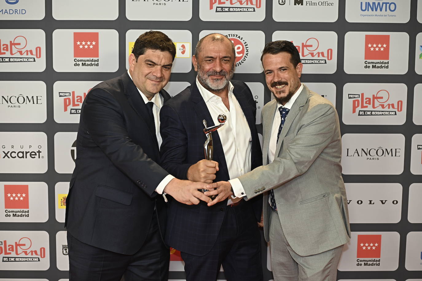 La película 'El buen patrón' y la serie argentina 'El Reino' se han hecho con los galardones más codiciados de los Premios Platino, certamen que recompensa lo mejor del mundo audiovisual iberoamericano. También tuvo una buena noche 'Madres paralelas'. La última colaboración de Pedro Almodóvar con Penélope Cruz se llevó tres premios. 