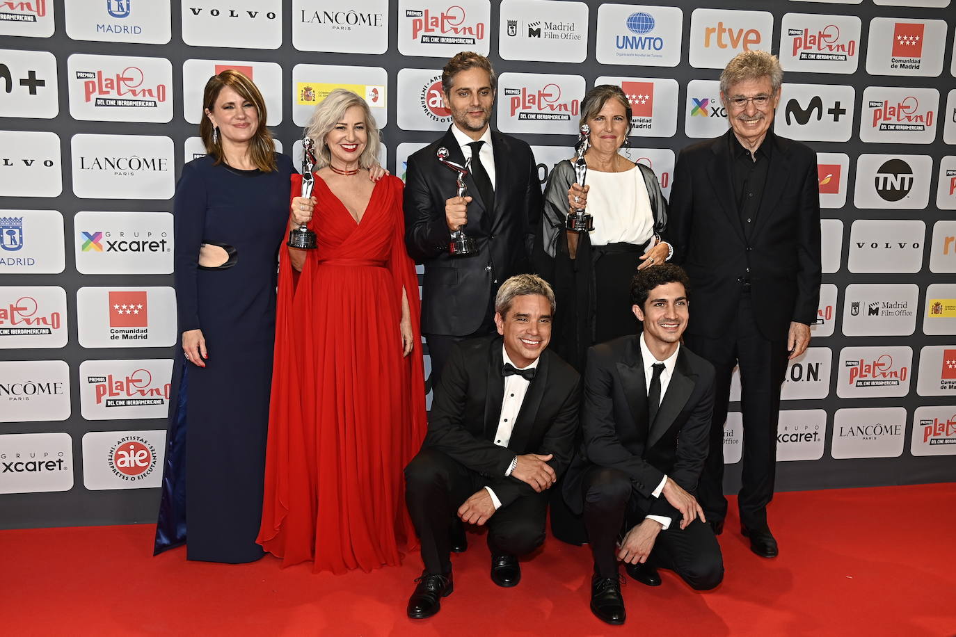 La película 'El buen patrón' y la serie argentina 'El Reino' se han hecho con los galardones más codiciados de los Premios Platino, certamen que recompensa lo mejor del mundo audiovisual iberoamericano. También tuvo una buena noche 'Madres paralelas'. La última colaboración de Pedro Almodóvar con Penélope Cruz se llevó tres premios. 