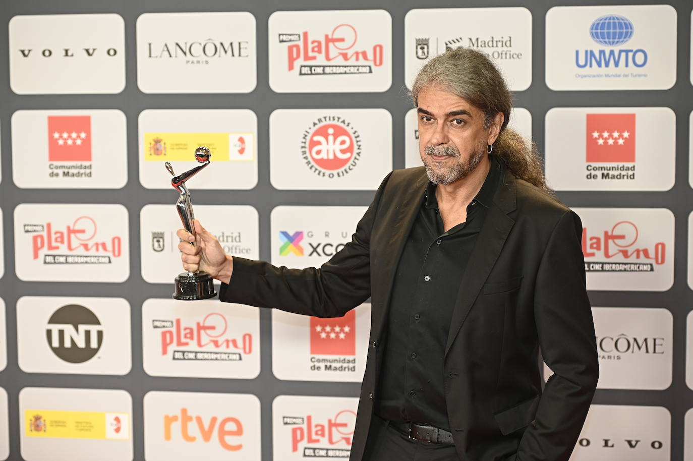 La película 'El buen patrón' y la serie argentina 'El Reino' se han hecho con los galardones más codiciados de los Premios Platino, certamen que recompensa lo mejor del mundo audiovisual iberoamericano. También tuvo una buena noche 'Madres paralelas'. La última colaboración de Pedro Almodóvar con Penélope Cruz se llevó tres premios. 