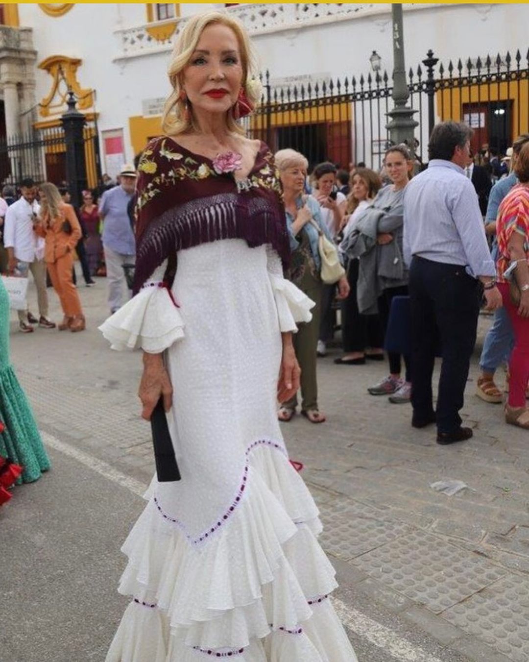 Carmen Lomana, muy elegante, acapara miradas en la Feria de Sevilla.