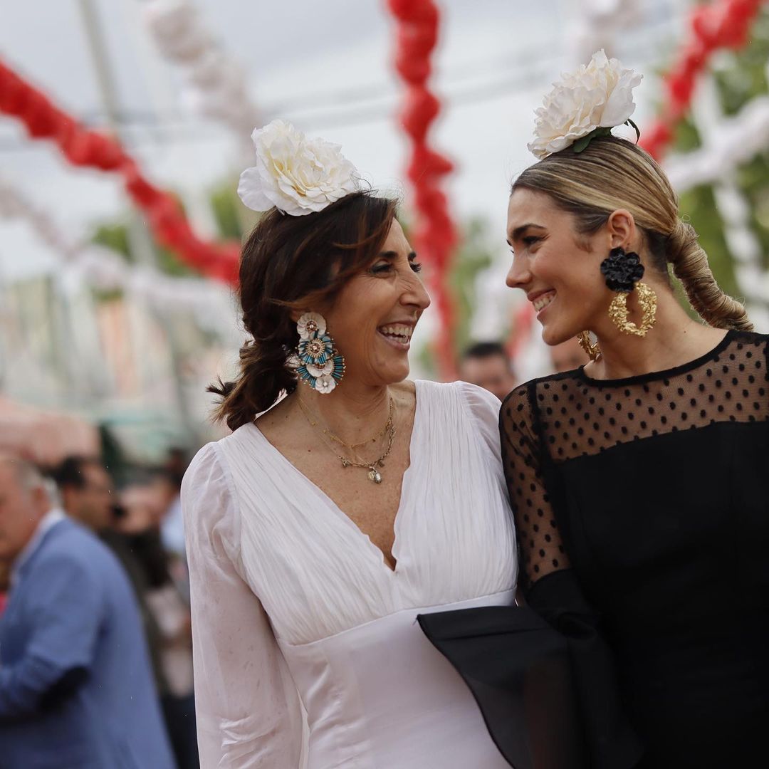 Paz Padilla disfrutó de la primera jornada de Feria junto a su hija.