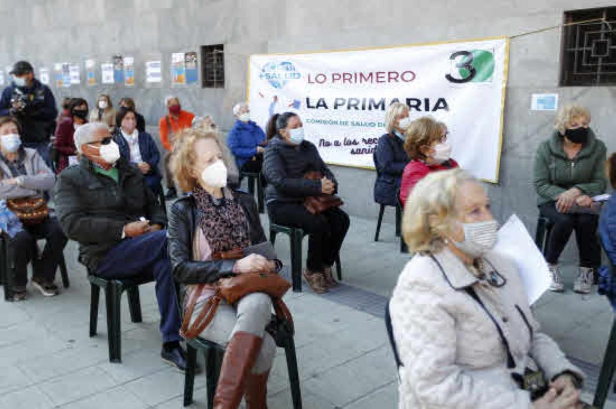 Vecinos de Gijón, delante del centro de Salud Puerta la Villa, en una de las protestas organizadas para quejarse de los colapsos de Atención Primaria. 