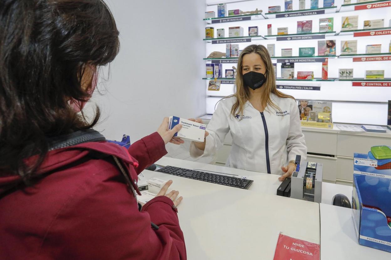 Venta de medicamentos en una farmacia de Gijón. 