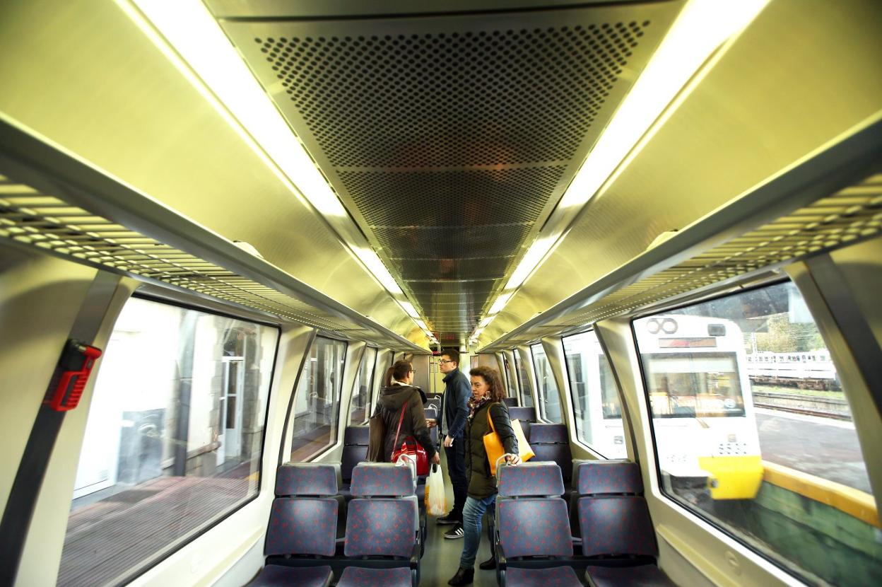 Viajeros en una unidad que cubre la línea entre Oviedo y San Esteban. 