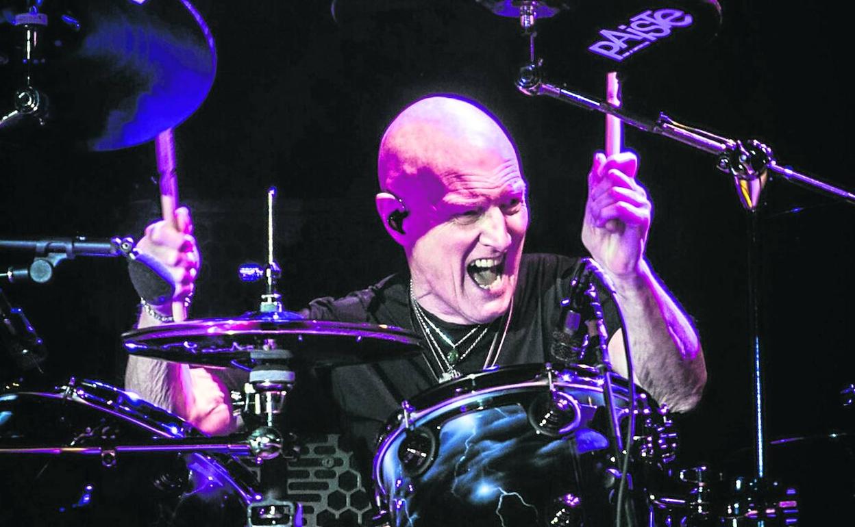 El batería Chris Slade, en plena acción.