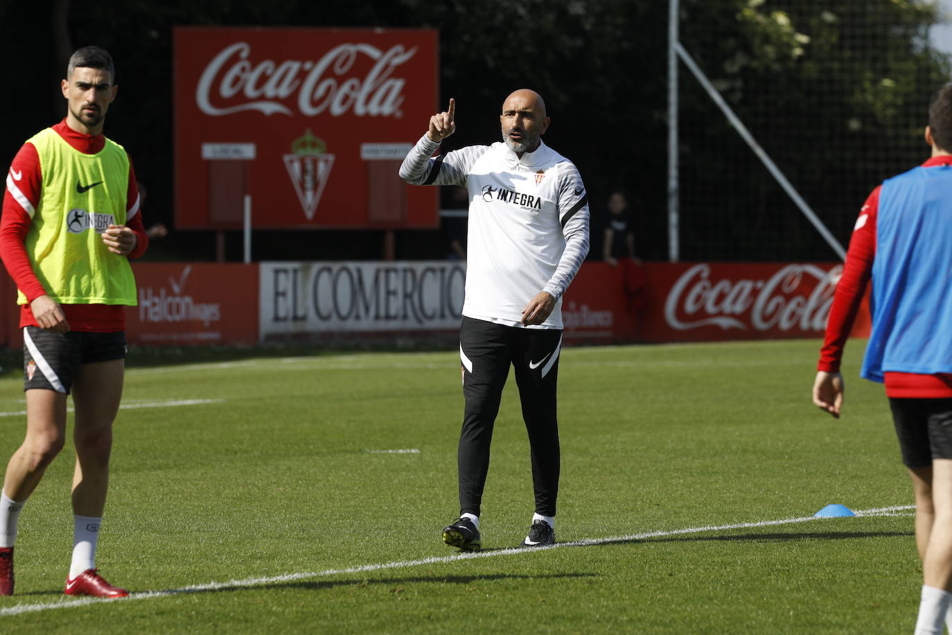 Unas horas más tarde de su presentación, Abelardo ha dirigido este miércoles su primer entrenamiento en su nueva etapa con el Sporting. Ha generado una gran expectación entre los sportinguistas, que han acudido a Mareo para ver cómo trabaja el técnico rojiblanco, que afronta una vertiginosa recta final de temporada. 