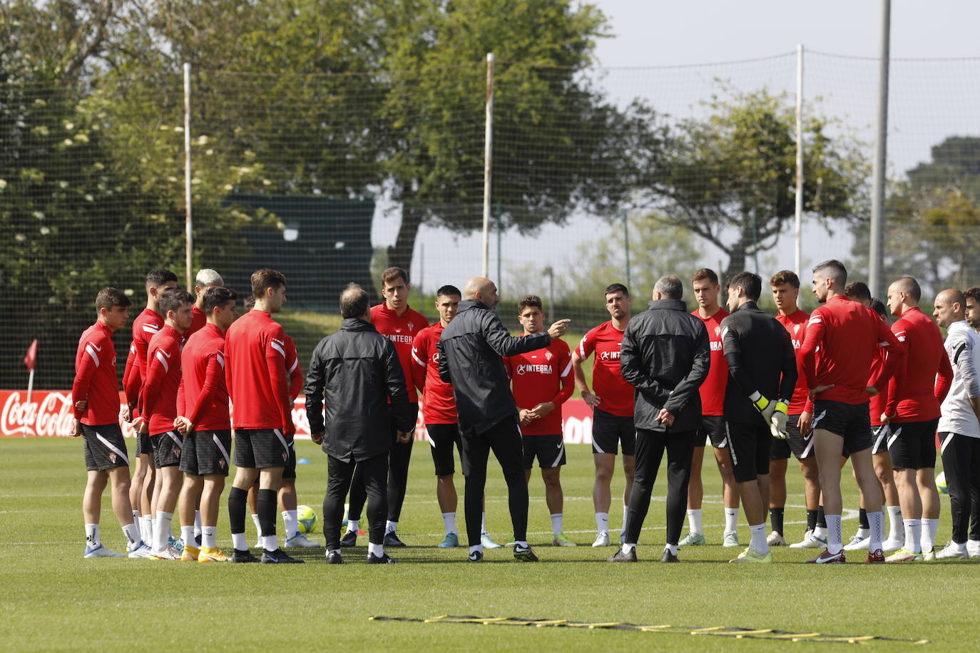 Unas horas más tarde de su presentación, Abelardo ha dirigido este miércoles su primer entrenamiento en su nueva etapa con el Sporting. Ha generado una gran expectación entre los sportinguistas, que han acudido a Mareo para ver cómo trabaja el técnico rojiblanco, que afronta una vertiginosa recta final de temporada. 