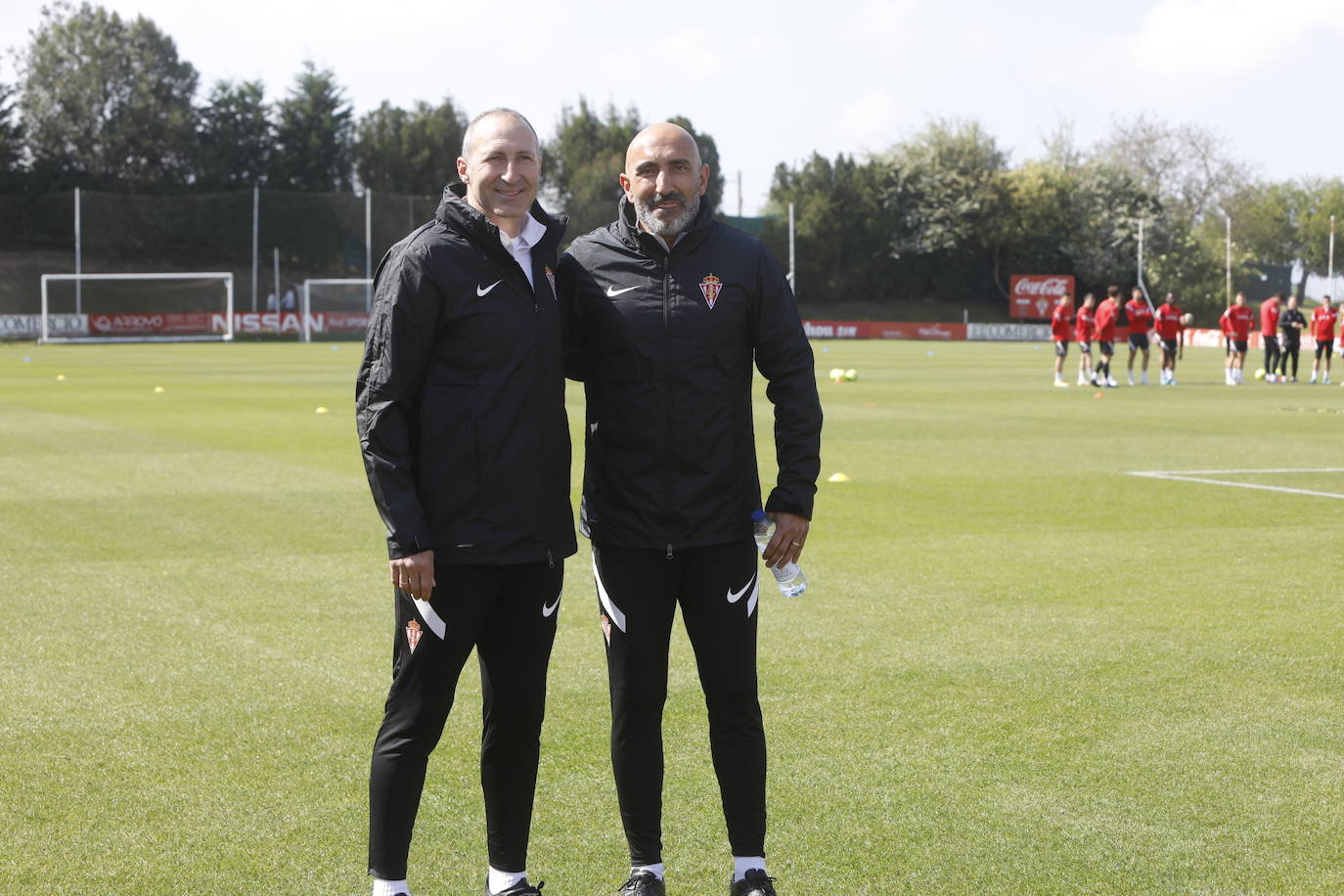 Unas horas más tarde de su presentación, Abelardo ha dirigido este miércoles su primer entrenamiento en su nueva etapa con el Sporting. Ha generado una gran expectación entre los sportinguistas, que han acudido a Mareo para ver cómo trabaja el técnico rojiblanco, que afronta una vertiginosa recta final de temporada. 