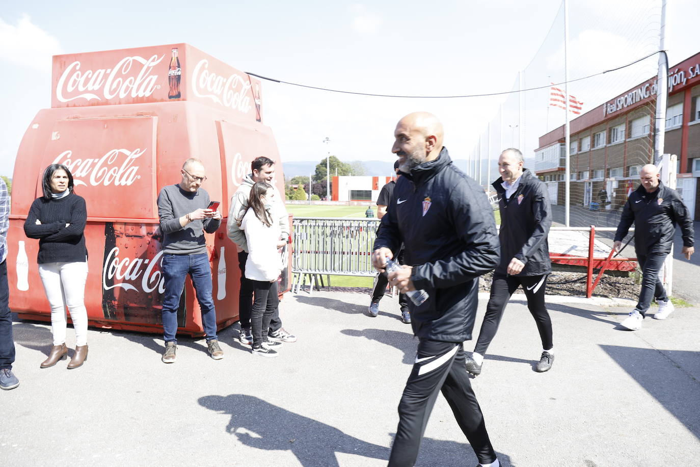 Unas horas más tarde de su presentación, Abelardo ha dirigido este miércoles su primer entrenamiento en su nueva etapa con el Sporting. Ha generado una gran expectación entre los sportinguistas, que han acudido a Mareo para ver cómo trabaja el técnico rojiblanco, que afronta una vertiginosa recta final de temporada. 