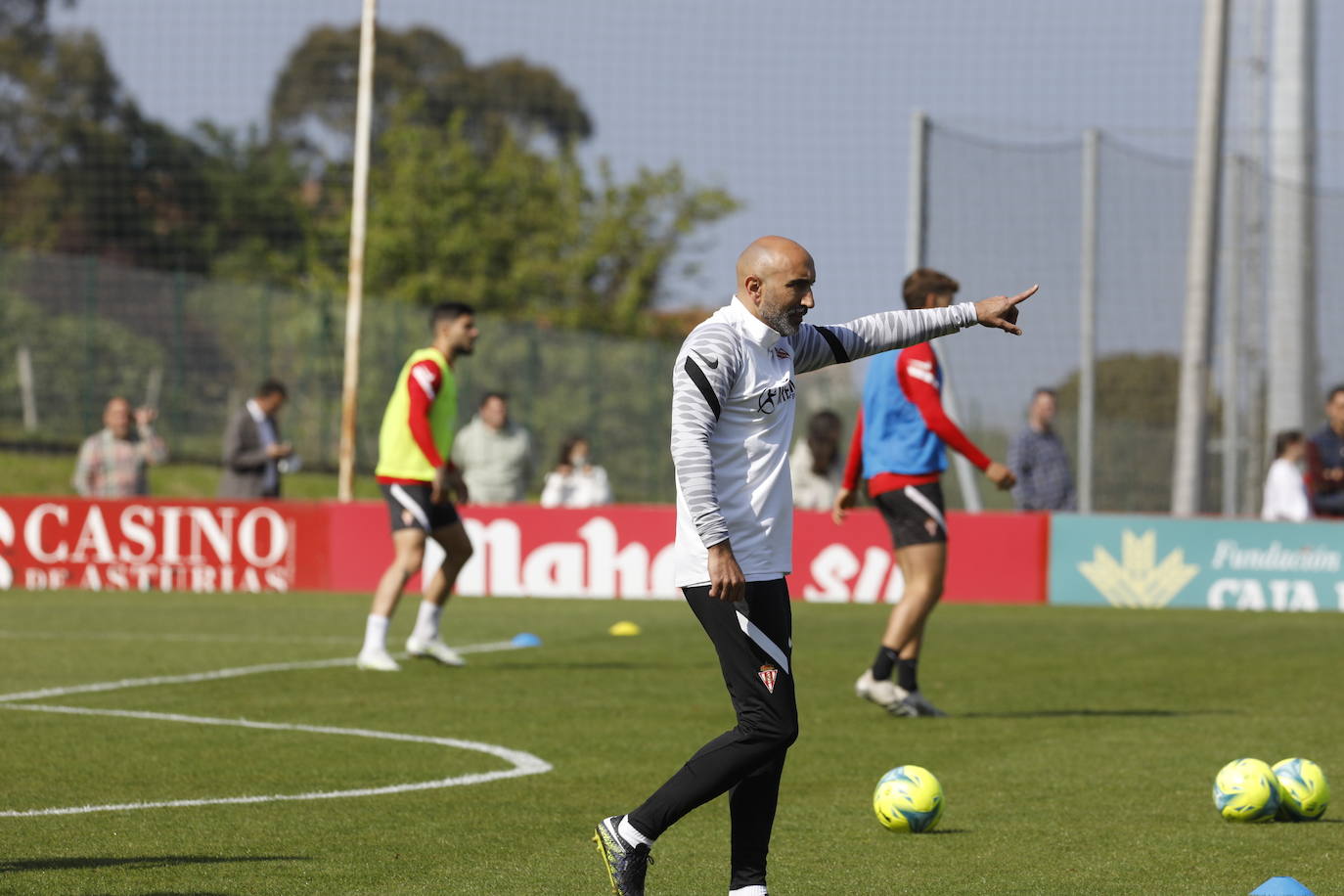 Unas horas más tarde de su presentación, Abelardo ha dirigido este miércoles su primer entrenamiento en su nueva etapa con el Sporting. Ha generado una gran expectación entre los sportinguistas, que han acudido a Mareo para ver cómo trabaja el técnico rojiblanco, que afronta una vertiginosa recta final de temporada. 