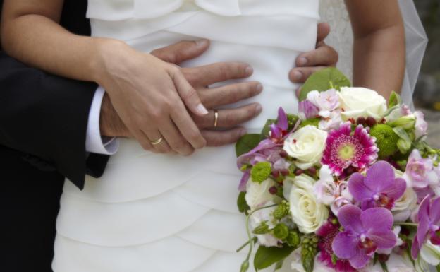 Le roba el novio a su hermana y le ofrece ser su dama de honor
