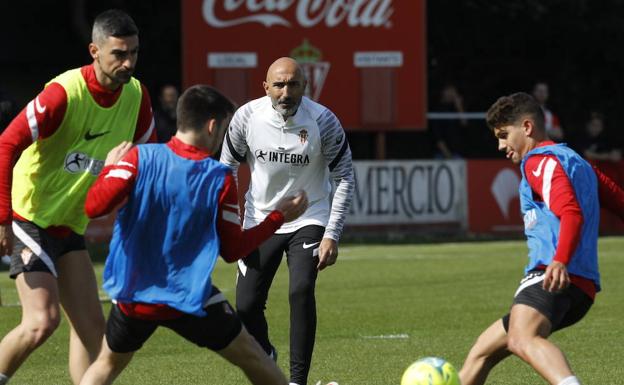 Abelardo, en su primer entrenamiento con el Sporting 