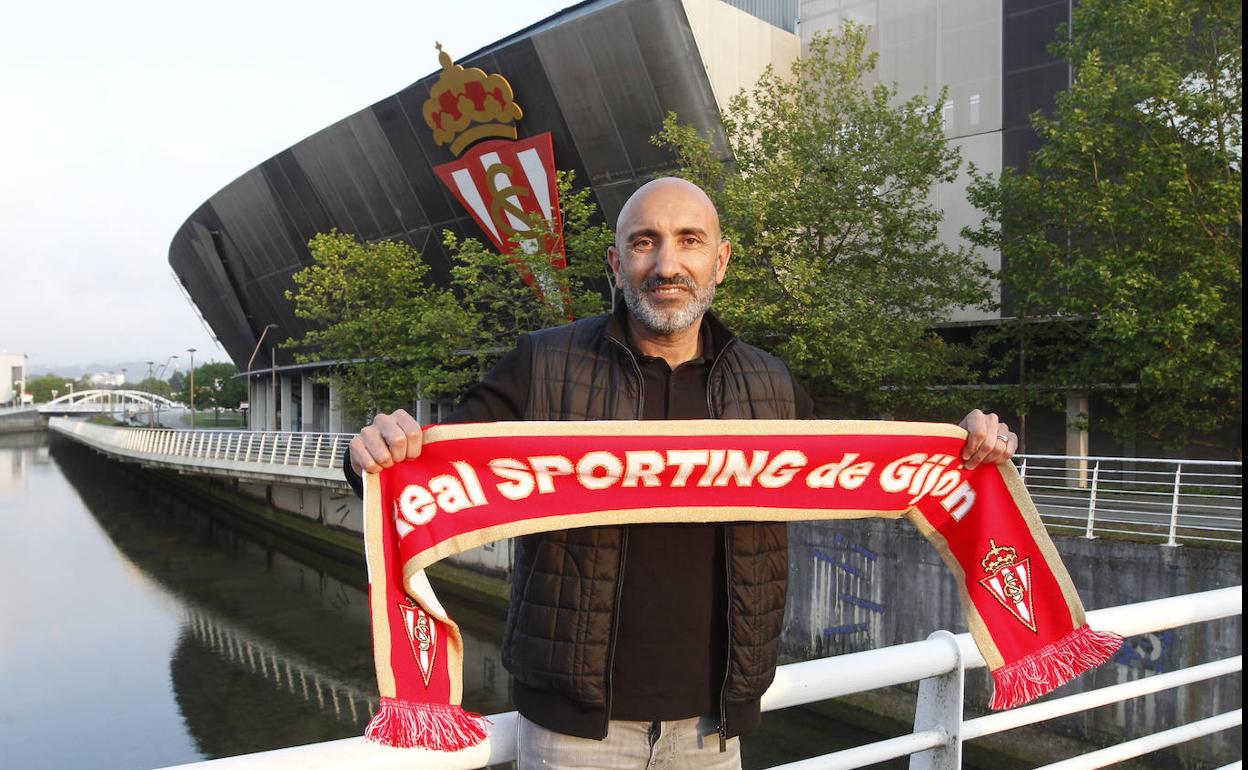 Abelardo, en las cercanías de El Molinón, tras cerrar su regreso al Sporting. 