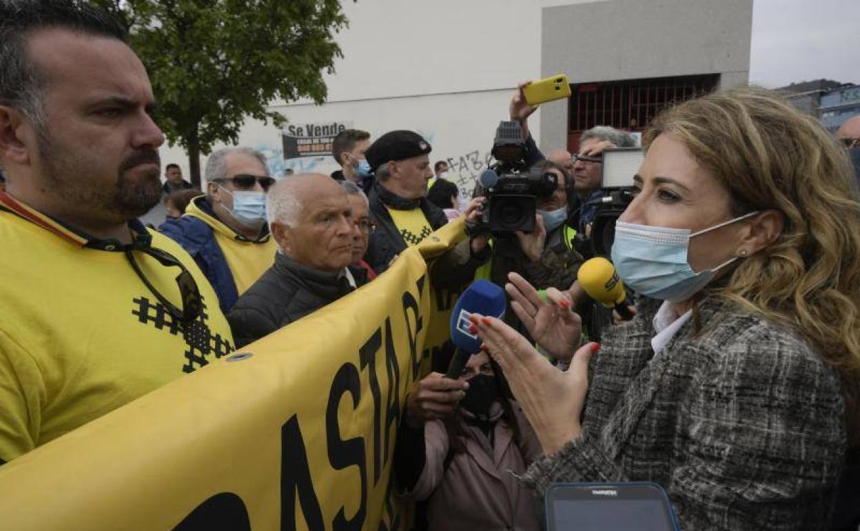 La ministra de Transportes, Raquel Sánchez, frente a los manifestantes durante su visita hoy a la estación de La Felguera. 