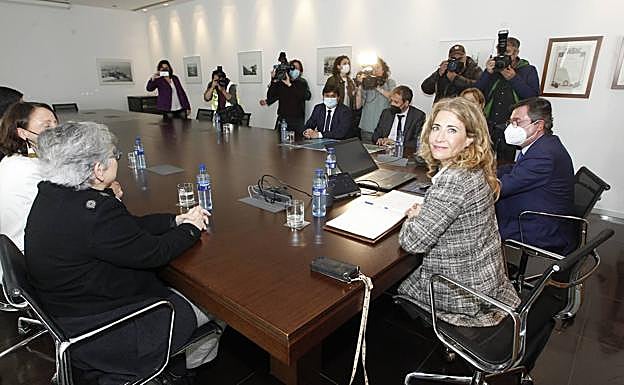 La ministra Raquel Sánchez, junto a la alcaldesa de Gijón durante su visita hoy a El Musel. 